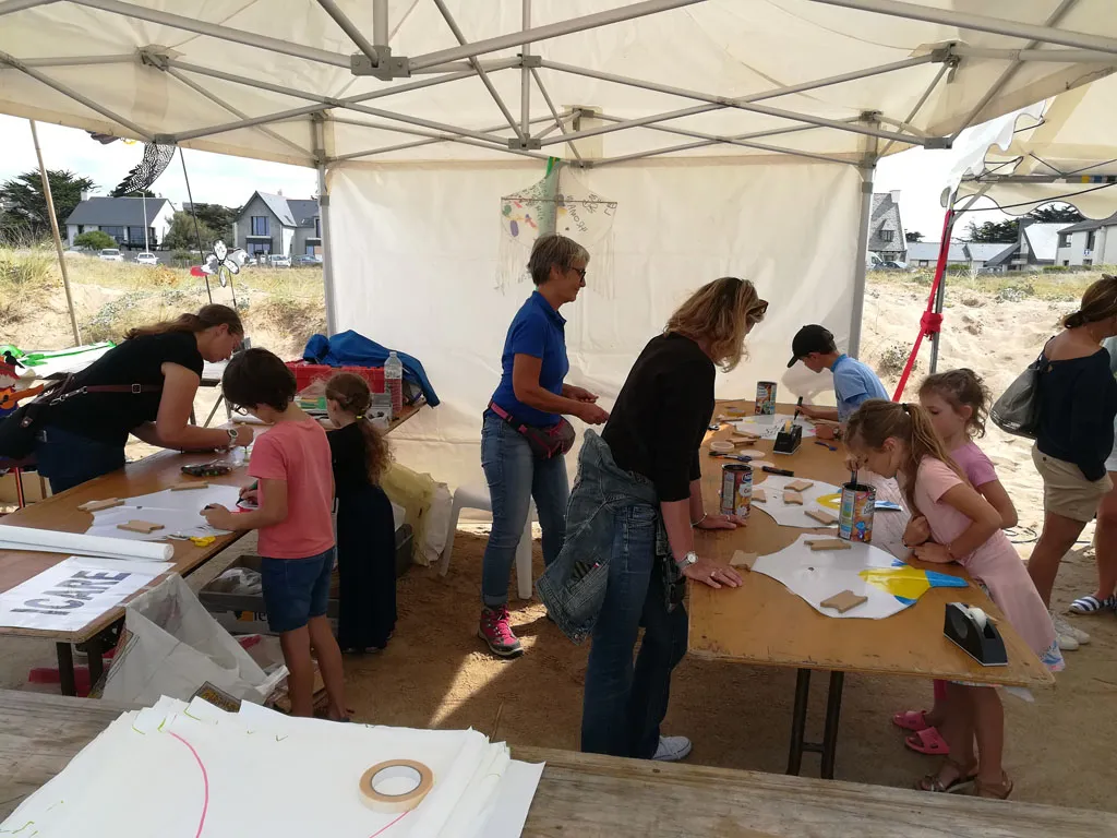 Enfants fabriquant leur cerf-volant